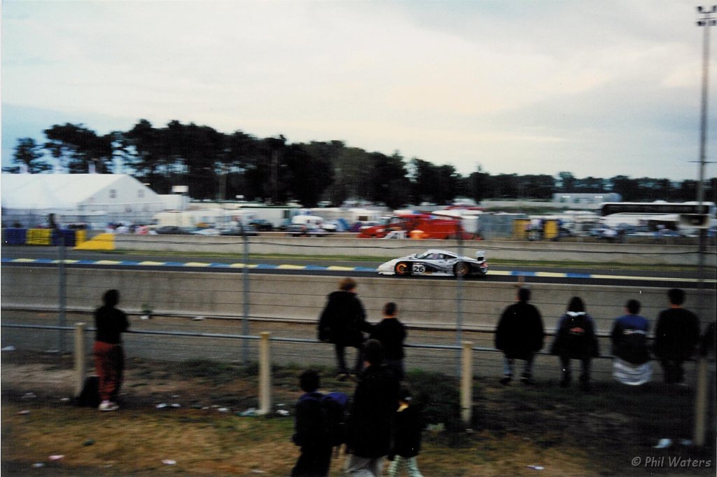 LeMans_14.jpg - Glowing discs